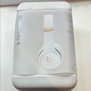 Beats by Dre Solo 4 White On-Ear Headphones